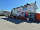 Det leies ut til Sørby Pizza og en leilighet i 2 etg. 